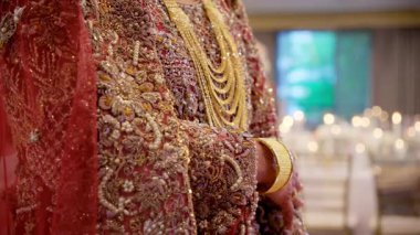  Geleneksel Hint ya da Pakistan kıyafetleri giymiş Hindu düğün unsurları olan gelinin yakın görüntüsü. Yüksek kalite 4k görüntü