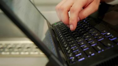 Teknisyen, tamir atölyesinde modern tanısal yazılımla kamyon sistemlerini kontrol ediyor. Kapatın. Yüksek kalite 4k görüntü