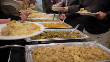  Konuklar etkinliklerde çeşitli pirinçlerle yemek büfesinin keyfini çıkarıyorlar. - Evet. Yüksek kalite 4k görüntü