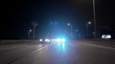 Gece vakti otobanda araba kullanmak. İçerideki arabadan vurulmuş. Geri taktik zaman aşımı. Yüksek kalite 4k görüntü