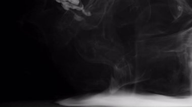 Ağır çekimde beyaz dumanın soyut yavaş çekim görüntüsü, arka planda sis. Ağır çekim. Yüksek kalite 4k görüntü