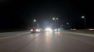 Gece vakti otobanda araba kullanmak. İçerideki arabadan vurulmuş. Geri bakış açısı. Yüksek kalite 4k görüntü