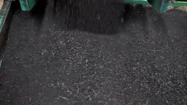 Eski lastiklerin geri dönüşüm sürecine yakından bakın. Lastik geri dönüşümü yoluyla çevresel çözüm otomotiv atıklarını kullanışlı hammaddelere dönüştürüyor. Yüksek kalite 4k görüntü