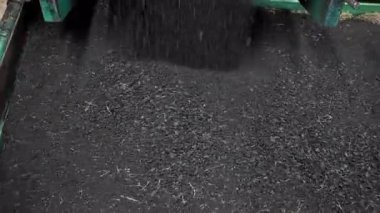 Eski lastiklerin geri dönüşüm sürecine yakından bakın. Lastik geri dönüşümü yoluyla çevresel çözüm otomotiv atıklarını kullanışlı hammaddelere dönüştürüyor. Yüksek kalite 4k görüntü