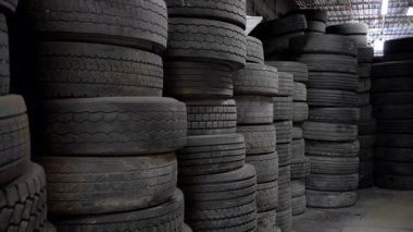 Sürdürülebilir geri dönüşüm ve malzeme kurtarma süreci için atılmış tekerlekler sıraya dizildi. Yüksek kalite 4k görüntü