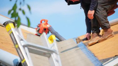 Roofer yeni çatı kaplaması kursun. Bir eve yeni bir çatı kurmak. Yüksek kalite 4k görüntü