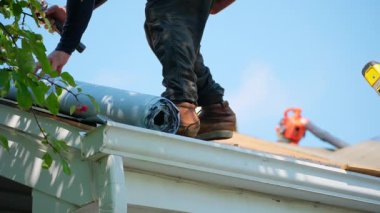 Roofer yeni çatı kaplaması kursun. Bir eve yeni bir çatı kurmak. Yüksek kalite 4k görüntü