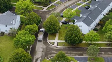 Suburban 'da yeni asfalt yol inşaatı. Havadan yukarıdan aşağıya doğru. Yüksek kalite 4k görüntü