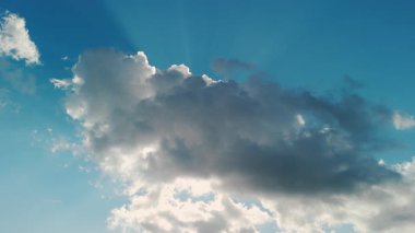 Mavi gökyüzü arkaplanlı beyaz tüylü bulutlar. Geniş görüş. Yüksek kalite 4k görüntü