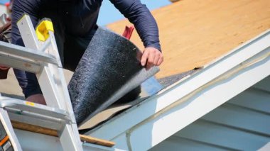 Roofer yeni çatı kaplaması kursun. Bir eve yeni bir çatı kurmak. Kapatın. Yüksek kalite 4k görüntü