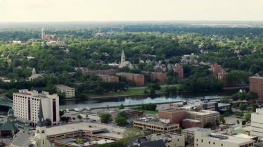 Joliet 'in üzerinde şehir manzarasını ve altyapıyı net bir şekilde gösteren bir hava görüntüsü. Yüksek kalite 4k görüntü
