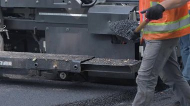 Suburban 'da yeni asfalt yol inşaatı. Asfalt kaldırım manzarasını kapat. Yüksek kalite 4k görüntü