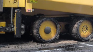 Suburban 'da yeni asfalt yol inşaatı. - Evet. Yüksek kalite 4k görüntü