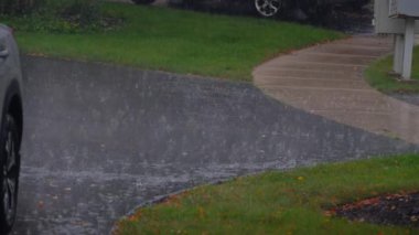 Otoparka yağmur damlaları yağıyor. Yağmur günü. Yüksek kalite 4k görüntü