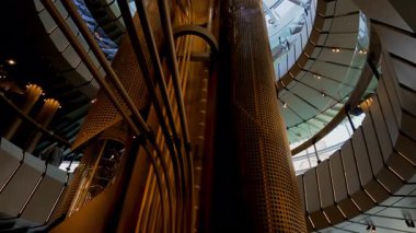 Chicago 2 'deki Starbucks Reserve Roastery binasının modern iç mimarisi. ABD. 6 Eylül 2024. Yüksek kalite 4k görüntü