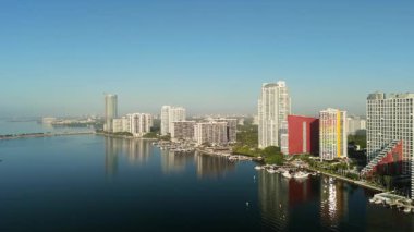 Gün ışığında körfez boyunca Miami Skyline Manzarası. Yüksek kalite 4k görüntü
