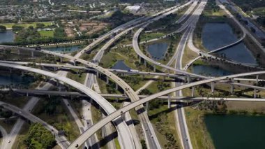 Miami 'de yüksek otoban kavşağı, hızlı hareket eden arabalarla. ABD ulaşım altyapısı. Yüksek kalite 4k görüntü