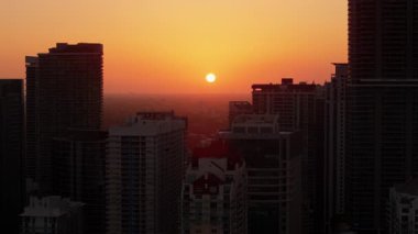 Miami 'deki modern gökdelenler Sunset Light tarafından aydınlatıldı. Yüksek kalite 4k görüntü