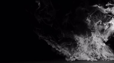 Beyaz dumanın soyut ağır çekim görüntüsü, arka planda hafif çekimde sis. Yüksek kalite 4k görüntü