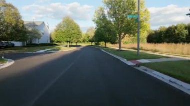 Güneşli bir sabahta, ABD 'nin parkının yakınındaki yerleşim alanı boyunca hareket halindeki araçtan geniş çaplı görüntüler. - Evet. Yüksek kalite 4k görüntü