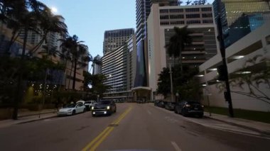 ABD 'de Miami sokaklarında araba sürerken geniş bir bakış açısı var. Miami, ABD. 20 Mart 2025. Yüksek kalite 4k görüntü