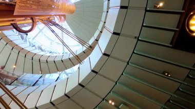 Chicago 2 'deki Starbucks Reserve Roastery' nin modern iç mimarisi. ABD. 6 Eylül 2024. Yüksek kalite 4k görüntü