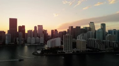 Miami 'deki modern gökdelenler Sunset Light tarafından aydınlatıldı. Yüksek kalite 4k görüntü