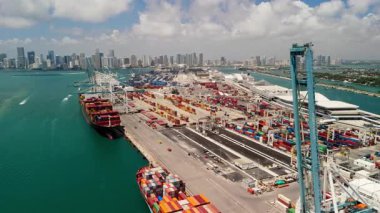Sunrise 'daki Miami Kargo Limanı' nın hava görüntüsü. Miami FL 'de. ABD 22 Mart 2025. Yüksek kalite 4k görüntü