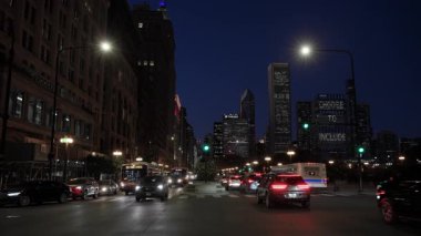 Şikago şehir merkezinde gündüz geniş bir sokak manzarası var. Chicago 2 Mart 2025. Yüksek kalite 4k görüntü