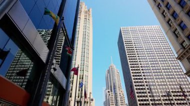 Aşağıdan Chicago 'nun gökdelenleri. Kamera görüntüsünü değiştir. Yüksek kalite 4k görüntü