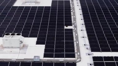 Ticari alışveriş merkezinin çatısına yeşil ekolojik elektrik üretmek için güneş enerjisi santrali panelleri monte edildi. Yüksek kalite 4k görüntü