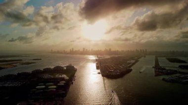Alacakaranlıkta Miami sahilindeki gökdelenler renkli Sunset Light tarafından aydınlatıldı. Geniş hava manzaralı. Yüksek kalite 4k görüntü