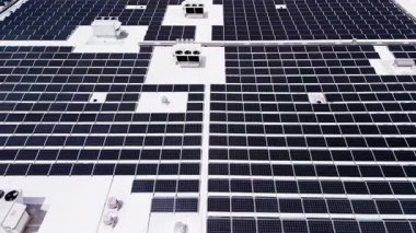 Yeşil ekolojik elektrik üretmek için ticari alışveriş merkezinin çatısına güneş enerjisi santrali panellerinin hava görüntüleri monte edildi. Yüksek kalite 4k görüntü