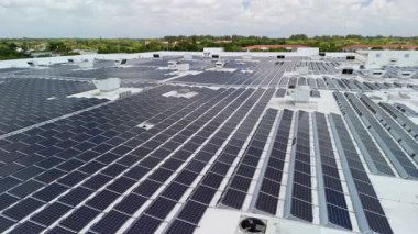 Yeşil ekolojik elektrik üretmek için ticari alışveriş merkezinin çatısına güneş enerjisi santrali panelleri monte edildi. Yüksek kalite 4k görüntü
