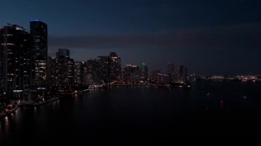 Miami şehir merkezindeki modern gökdelenler renkli Sunset Light tarafından aydınlatılıyor. Yüksek kalite 4k görüntü