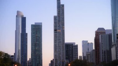 Chicago şehir merkezinde gün batımında ya da gün doğumunda. Parlak alacakaranlıkta gökdelenler. - Evet. Yüksek kalite 4k görüntü