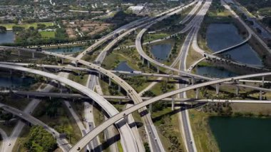 Miami 'de yüksek otoban kavşağı, hızlı hareket eden arabalarla. ABD ulaşım altyapısı. Yüksek kalite 4k görüntü