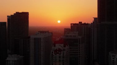 Miami 'deki modern gökdelenler Sunset Light tarafından aydınlatıldı. Yüksek kalite 4k görüntü