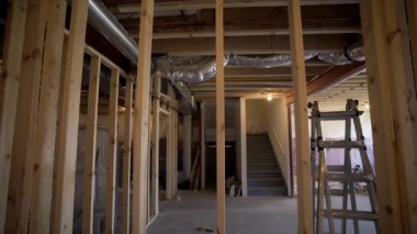 Tahta destek kirişli Yeni Ev Bodrumu İnşaatı. Yüksek kalite 4k görüntü