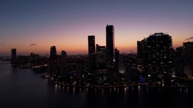 Miami 'deki modern gökdelenler Sunset Light tarafından aydınlatıldı. Geniş hava manzaralı. Yüksek kalite 4k görüntü