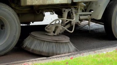 Yeni bir yol döşenmesi, asfalt yerleştirmeden önce özel araçların yolu temizlemesi. Kapatın. Yüksek kalite 4k görüntü