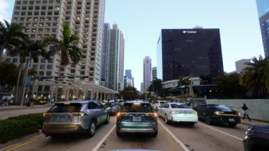 ABD 'de Miami sokaklarında araba sürerken pov çekimi. Miami, ABD. 20 Mart 2025. Yüksek kalite 4k görüntü