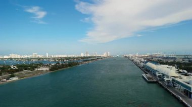 Güneşli bir günde Miami Limanı 'nın geniş bir görüntüsü. - Evet. Yüksek kalite 4k görüntü
