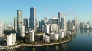 Miami Skyline ve Bay 'in hava görüntüsü. Sabah oldu. Yüksek kalite 4k görüntü