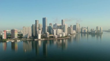 Miami Skyline ve Bay 'in havadan geniş görüntüsü. Sabah oldu. Yüksek kalite 4k görüntü