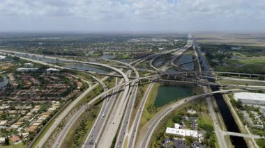 Miami 'de yüksek otoban kavşağı, hızlı hareket eden arabalarla. ABD ulaşım altyapısı. Geniş hava manzaralı. Yüksek kalite 4k görüntü