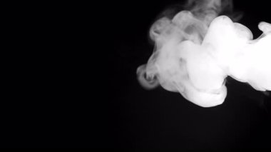 Ağır çekimde beyaz dumanların soyut yavaş çekim görüntüleri, arka planda sis. - Evet. Yüksek kalite 4k görüntü