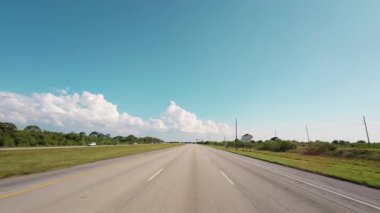 Boş bir kırsal yolda araba sürerken POV görüntüsü. Yüksek kalite 4k görüntü