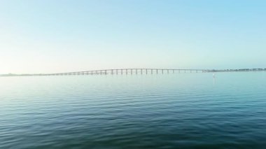 Miami şehir merkezindeki Biscayne Körfezi Rickenbacker Köprüsü mavi deniz ve gökyüzü arka planında. Geniş drone görüşü. Yüksek kalite 4k görüntü