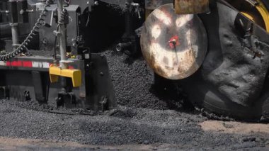 Yeni asfalt yollu yol çalışması. Kişi kürekle geçiyor. Yüksek kalite 4k görüntü